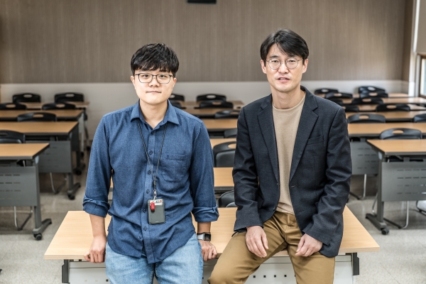 왼쪽부터 김영석 GIST 박사과정생, 윤명한 GIST 교수.