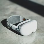 애플 ‘비전 프로’의 뼈아픈 부진과 스마트 안경으로의 선회… 공간 컴퓨팅의 미래는